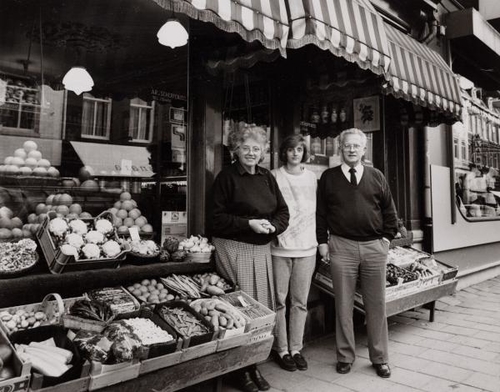 Corns Oudhof Arie van Scherpenzeel met vrouw Rie en dochter Francis. Foto 1987 Stadsarchief 