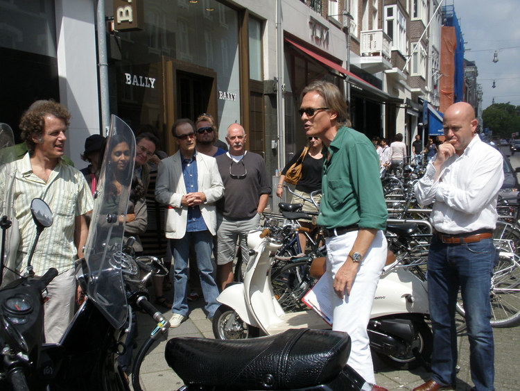 P.C Hooftstraat, Dag van de Amsterdamse Geschiedenis 2011  <p>Jort Kelder legt uit hoe de typische Holleeder scooter eruit ziet. Foto: Tristan Roques.</p>