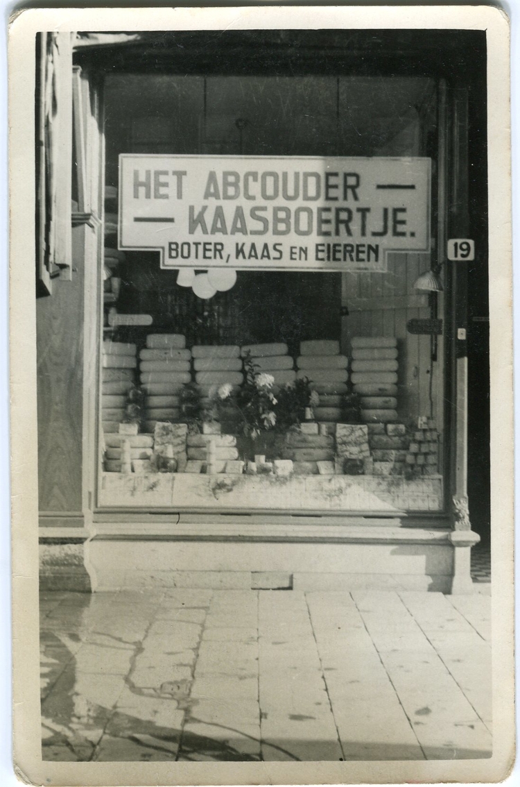 Van Woustraat 19  <p>De winkelpui van de eerste vestiging van Het Abcouder Kaasboertje in de Van Woustraat 19.</p>