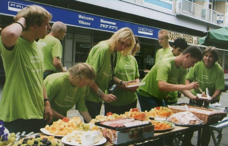 Buffet  <p>Sept.2009: Winkeliers van Rooswijck bieden buffet aan</p>