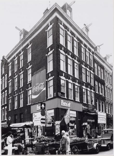 Van Hartingsveldt  <p>Strategische plek op de hoek van de Eerste van der Helststraat en Albert Cuypmarkt, 1982. Foto Beeldbank Stadsarchief Amsterdam.</p>