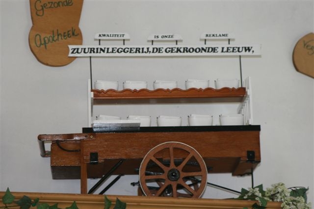 Oude handkar Zuurhandel De Leeuw.   <p>Foto: Ada Jongejan, 2011.</p>