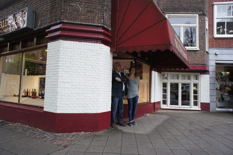 B.J. de Logie  <p>Theo en Suzanne van Broekhuizen voor de winkel, 2011. Foto: Marja Heimering.</p>