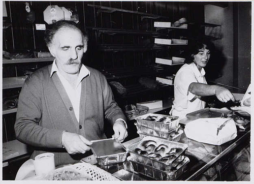 Bakkerij Verdooner Dave en Gerda Verdooner in hun bakkerij, de lekkerste bolussen van Amsterdam kwam hier vandaan!<br />Bron: ‘Fotoarchief Nieuw Israelietisch Weekblad’ 