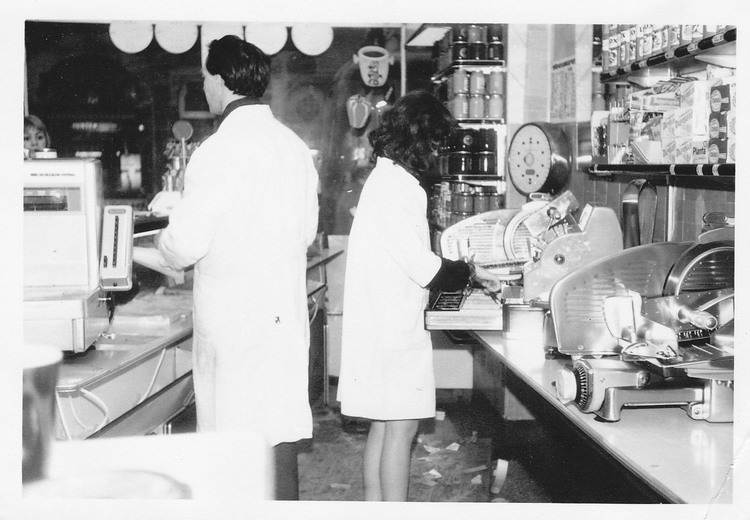 slagerij-van-der-laan-2  <p>Nogmaals slager van der Laan senior met dochter Lida in de winkel in 1966.</p>