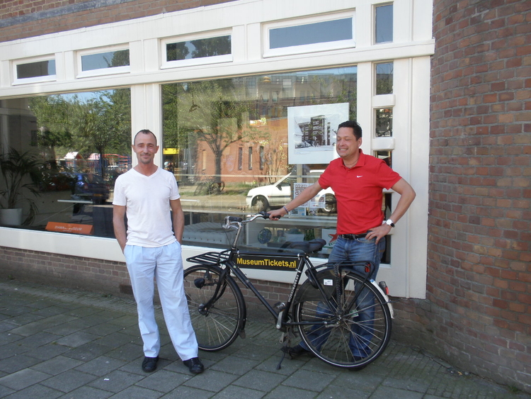thetube.nl  <p>Bruno Servaege en Sean Valerio voor hun bedrijf met de dienstfiets van Museumtickets.nl</p>