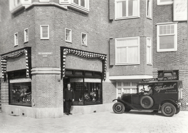 De eerste wijnhandel Beethovenstraat  <p>B.J. de Logie voor zijn winkel, jaren dertig. De firma had een T Ford bestelwagen. Het vorige adres staat nog op de zijkant.</p>